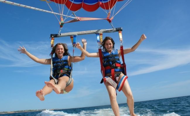 PARASAILING-ABENTEUER MIT HOTELABHOLUNG