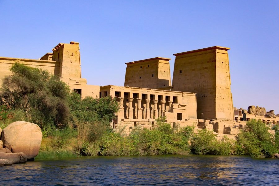 Philae-Tempel in Assuan – altägyptischer Tempel auf einer Nilinsel, gewidmet der Göttin Isis, umgeben von Wasser und einzigartiger Architektur