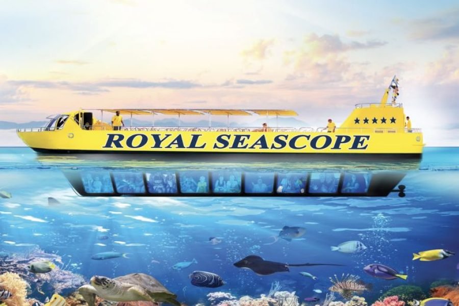 Kinder bestaunen die Unterwasserwelt bei einer Glasboot-Tour