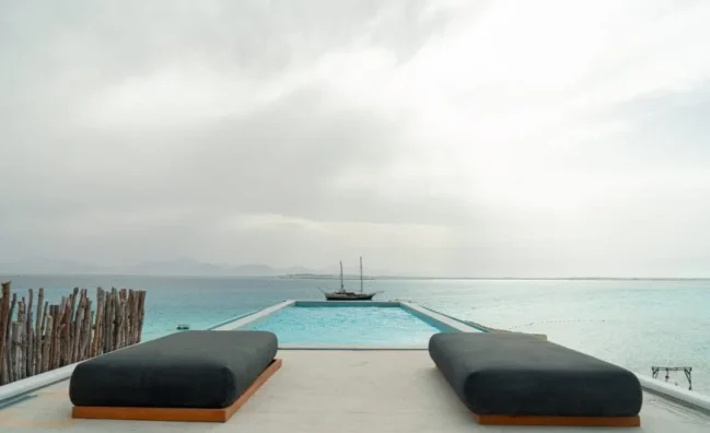 Ozirea Island: Trauminsel in Hurghada mit Sandstrand, klarem Wasser, Schwimmbad und idealem Ort zum Sonnen und Schwimmen.